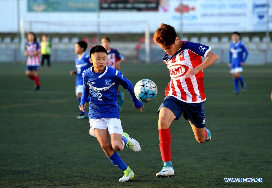 Des élèves d'un lycée chinois re?oivent en Espagne une formation au football