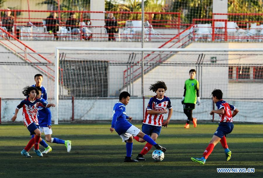 Des élèves d'un lycée chinois re?oivent en Espagne une formation au football