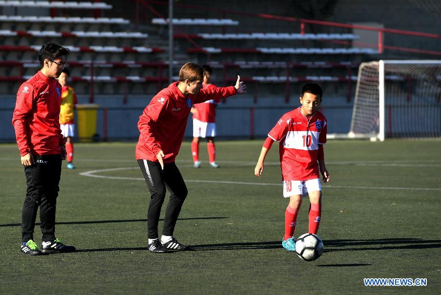 Des élèves d'un lycée chinois re?oivent en Espagne une formation au football