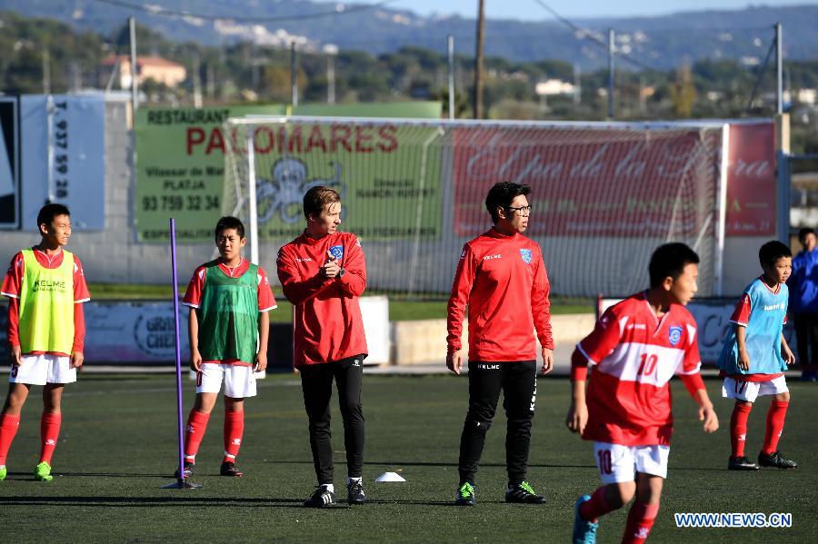 Des élèves d'un lycée chinois re?oivent en Espagne une formation au football