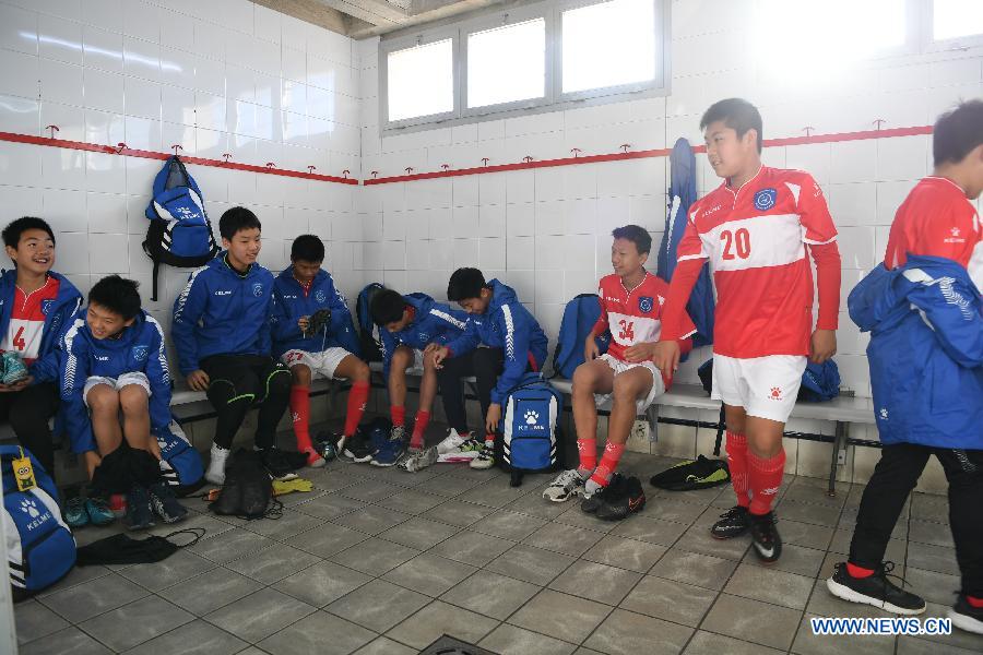 Des élèves d'un lycée chinois re?oivent en Espagne une formation au football