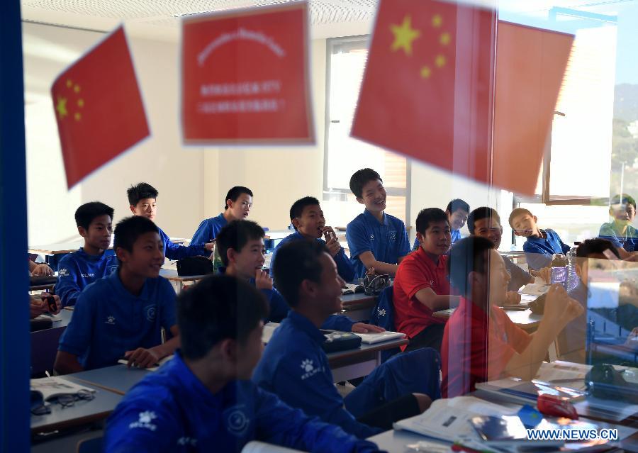 Des élèves d'un lycée chinois re?oivent en Espagne une formation au football