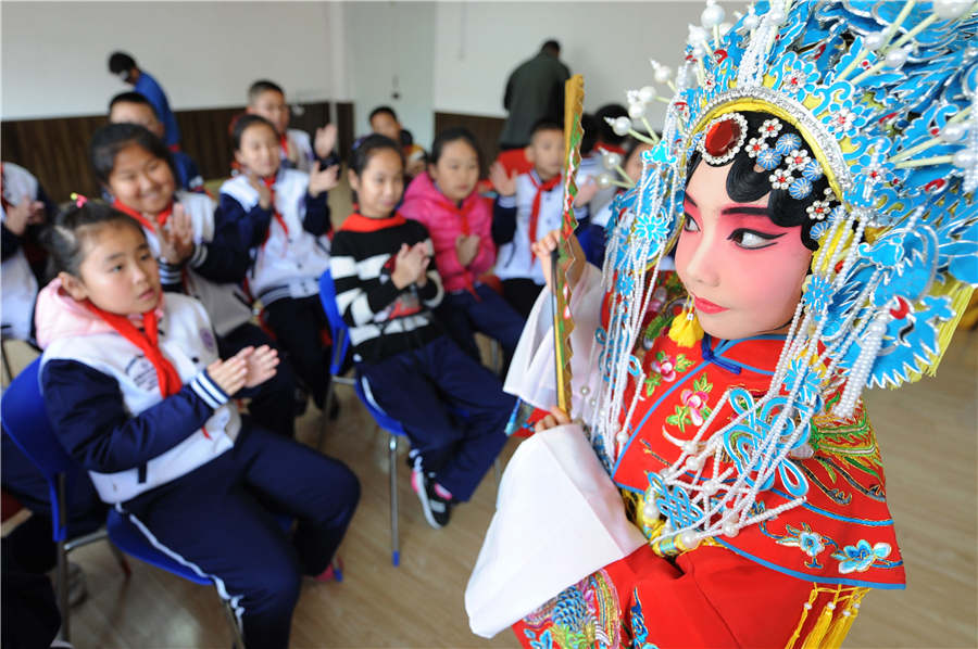 De jeunes Chinois passionnés par l'Opéra de Pékin