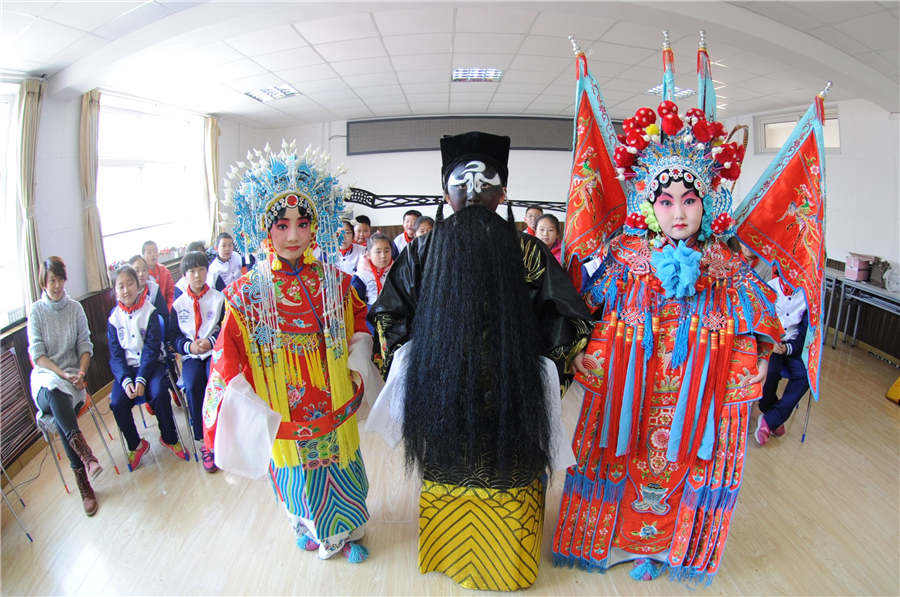 De jeunes Chinois passionnés par l'Opéra de Pékin