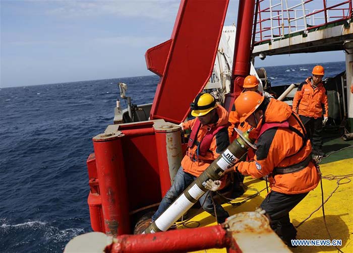 Expédition du brise-glace chinois Xuelong sur le cercle antarctique