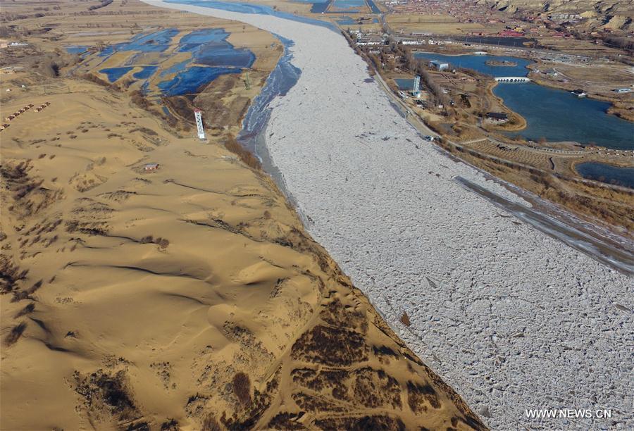 Le Fleuve Jaune dans la rudesse de l'hiver