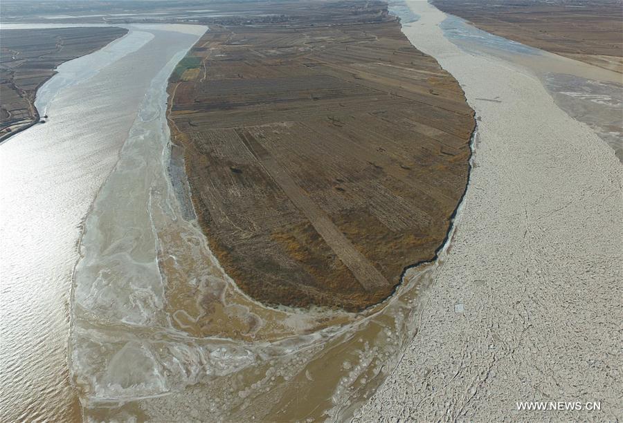 Le Fleuve Jaune dans la rudesse de l'hiver