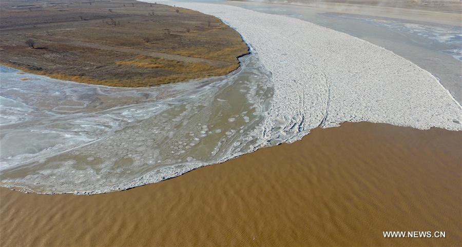 Le Fleuve Jaune dans la rudesse de l'hiver