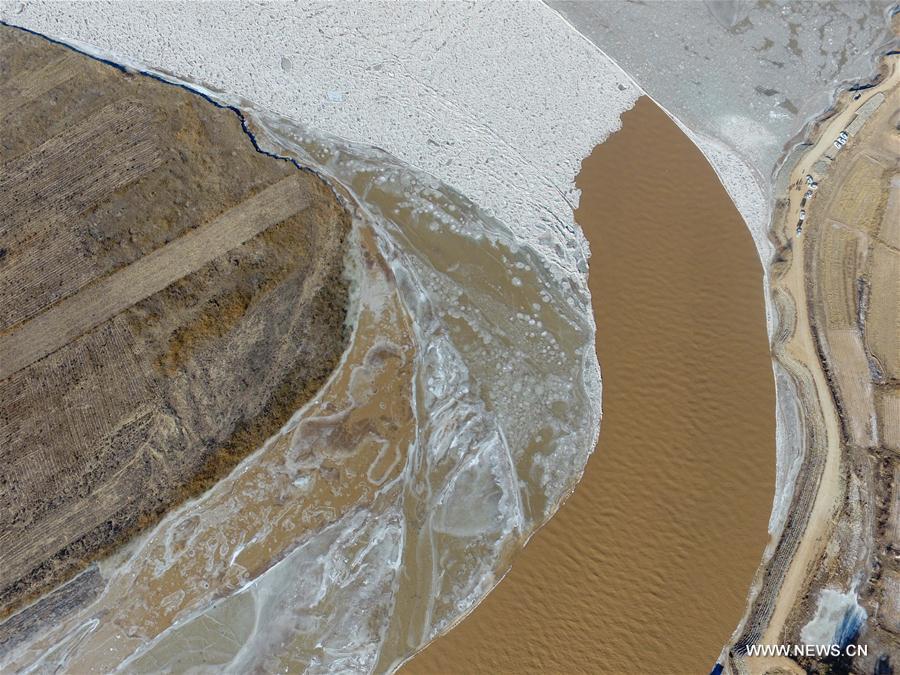 Le Fleuve Jaune dans la rudesse de l'hiver