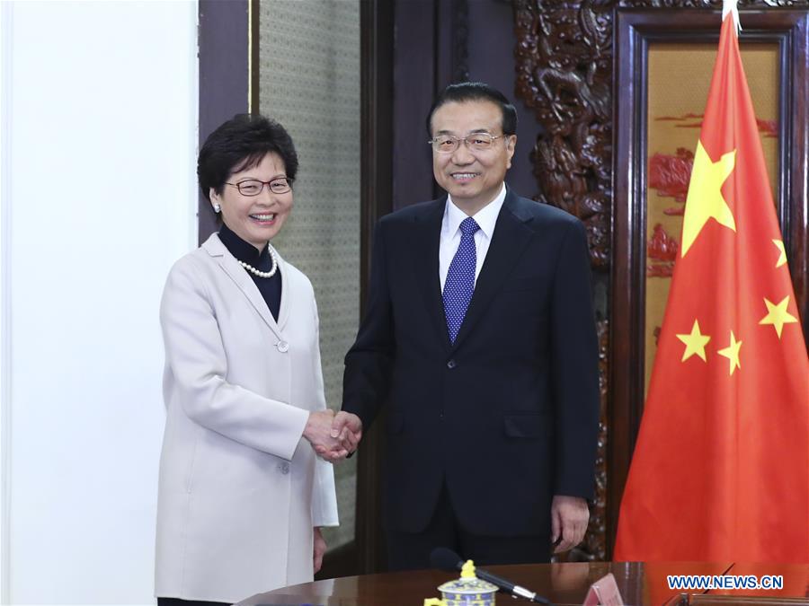 Li Keqiang rencontre les chefs des exécutifs des RAS de Hong Kong et de Macao