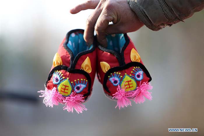 Des chaussures pour enfant à tête de tigre 