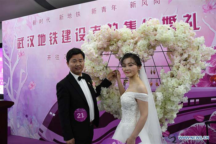 Mariage collectif dans une station de métro à Wuhan