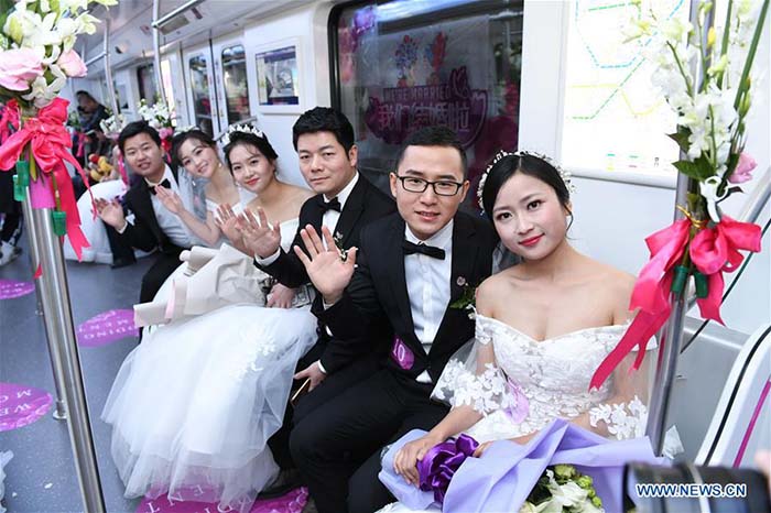 Mariage collectif dans une station de métro à Wuhan