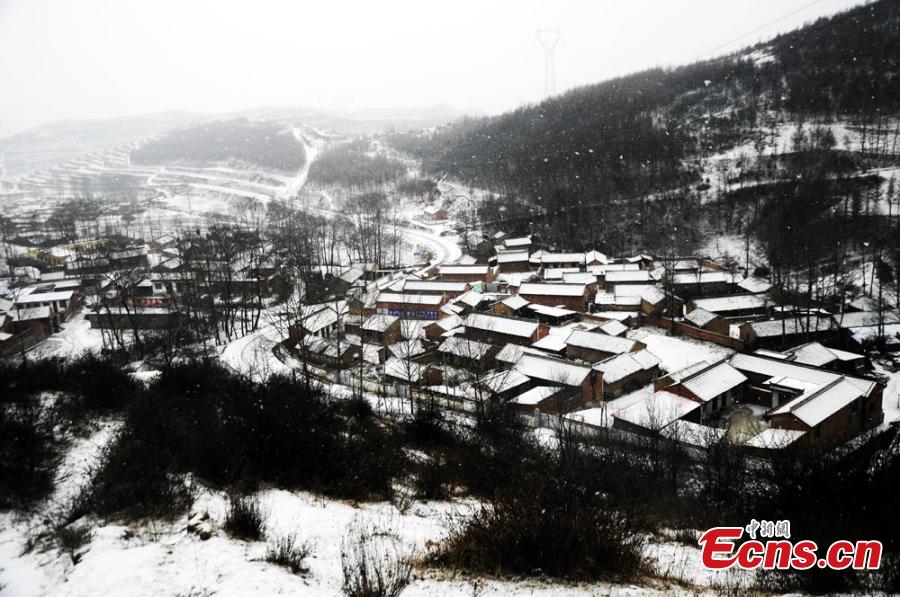 Vues de paysages enneigés dans l'Ouest de la Chine