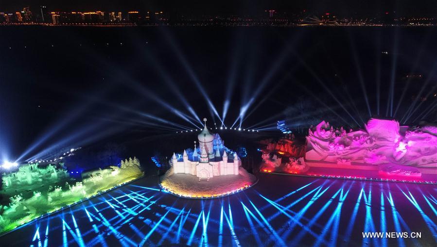 Spectacle de neige et de lumière à Harbin