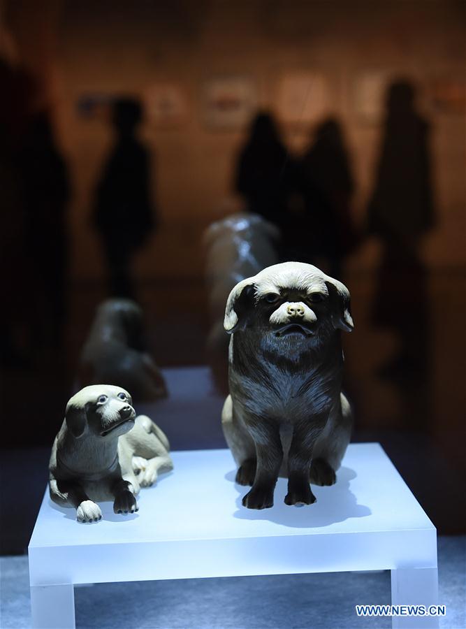 Chine : exposition de reliques culturelles sur le thème du chien à Nanjing