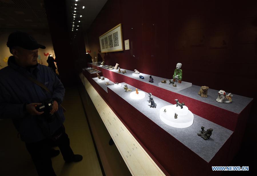 Chine : exposition de reliques culturelles sur le thème du chien à Nanjing