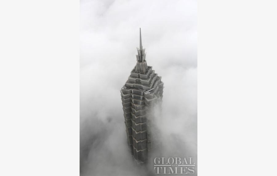 Shanghai : des gratte-ciel dans la brume