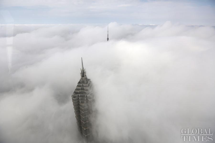 Shanghai : des gratte-ciel dans la brume