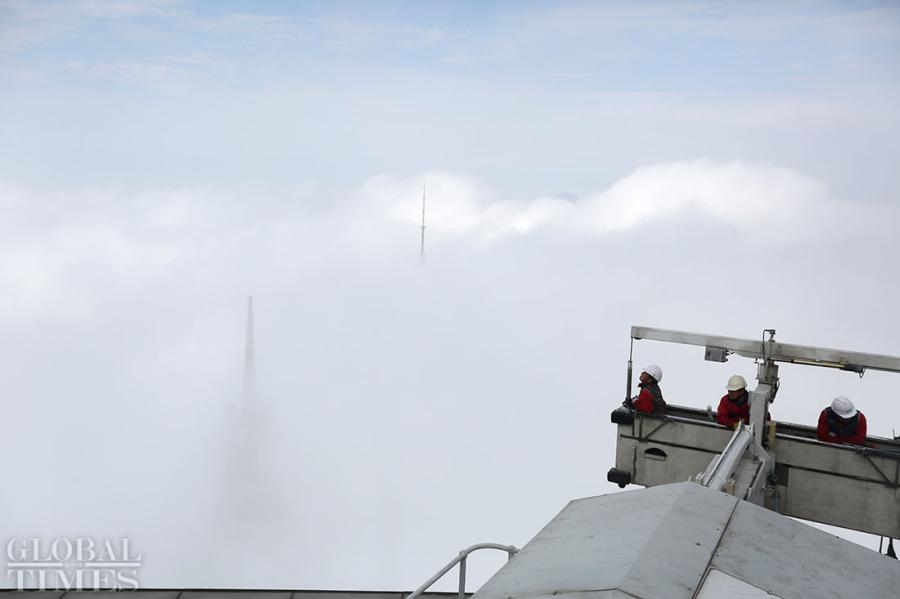 Shanghai : des gratte-ciel dans la brume