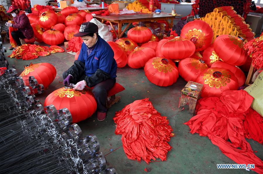 Fabrication des lanternes rouges pour le Nouvel An chinois