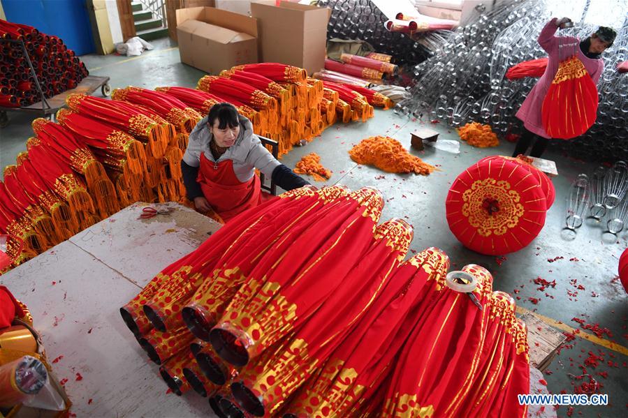 Fabrication des lanternes rouges pour le Nouvel An chinois