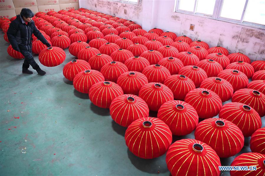 Fabrication des lanternes rouges pour le Nouvel An chinois