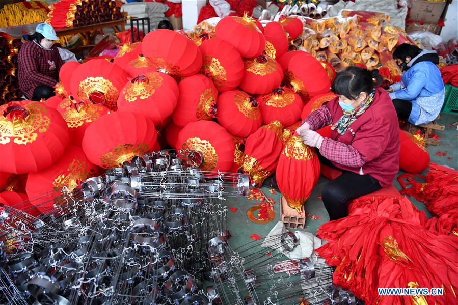 Fabrication des lanternes rouges pour le Nouvel An chinois