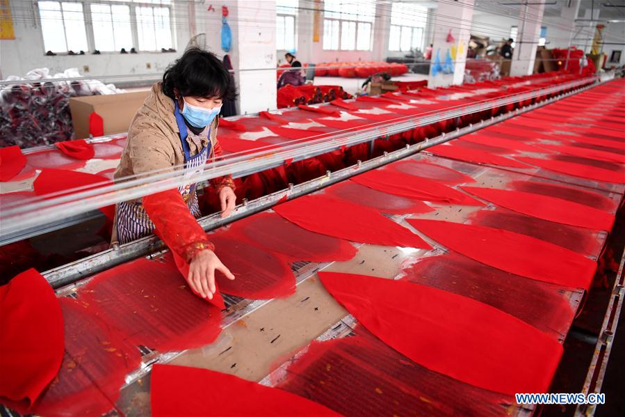 Fabrication des lanternes rouges pour le Nouvel An chinois