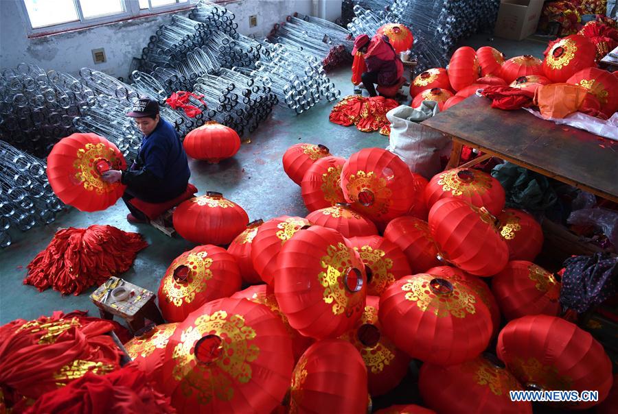 Fabrication des lanternes rouges pour le Nouvel An chinois