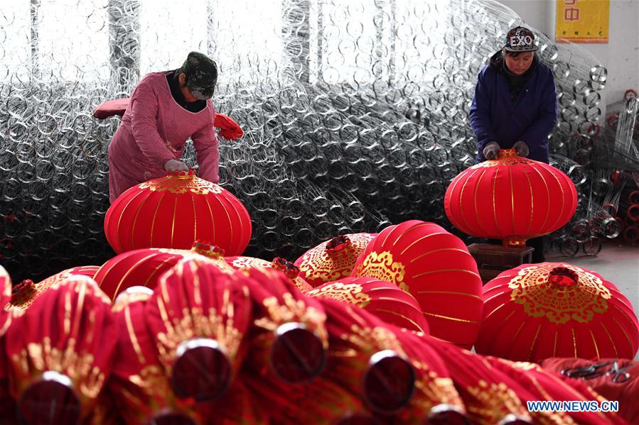 Fabrication des lanternes rouges pour le Nouvel An chinois