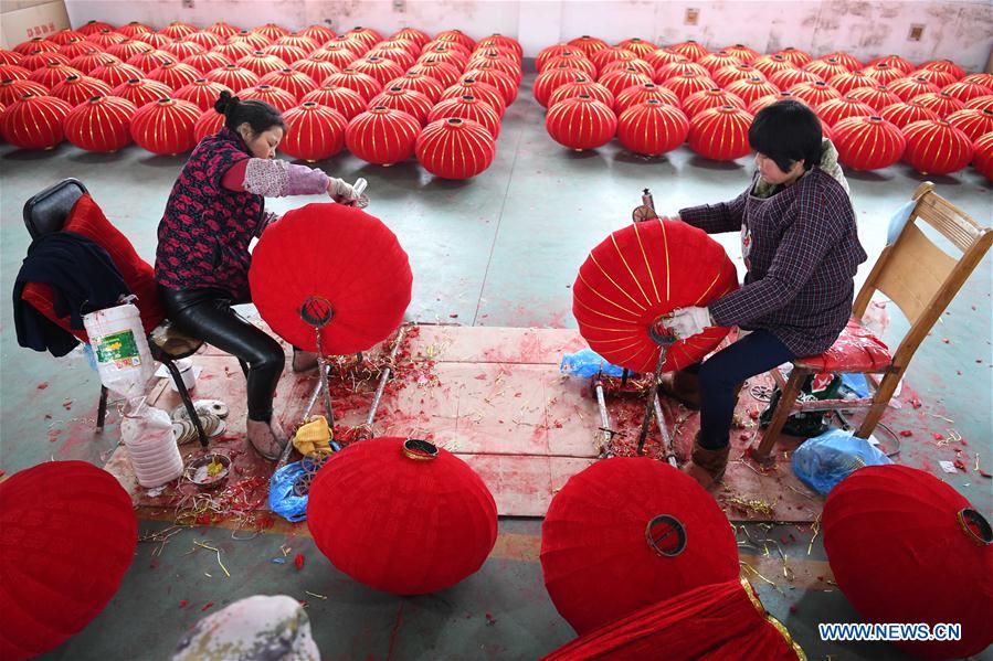 Fabrication des lanternes rouges pour le Nouvel An chinois