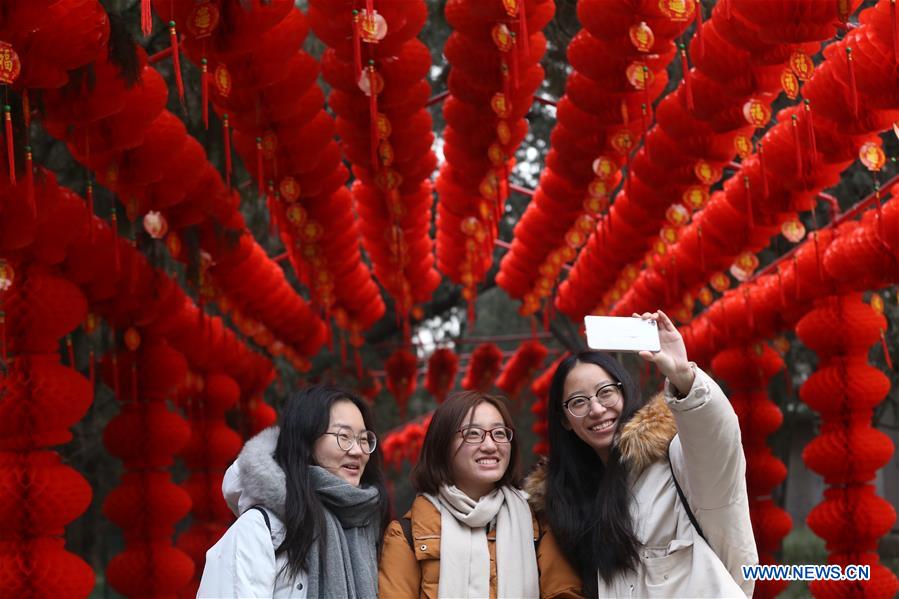 Fête du Printemps : des lanternes rouges au Parc du Temple de la Terre