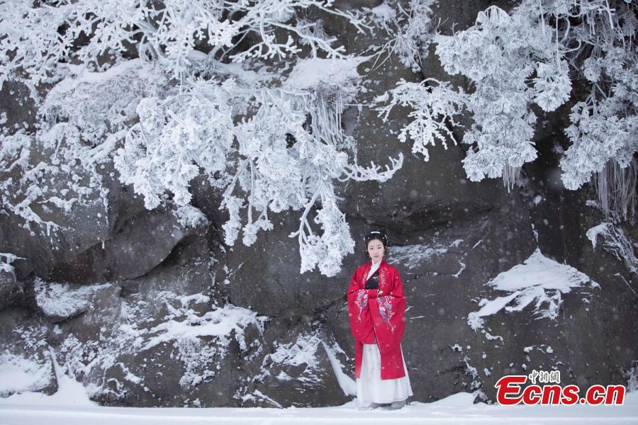 La beauté des vêtements traditionnels Han dans la neige