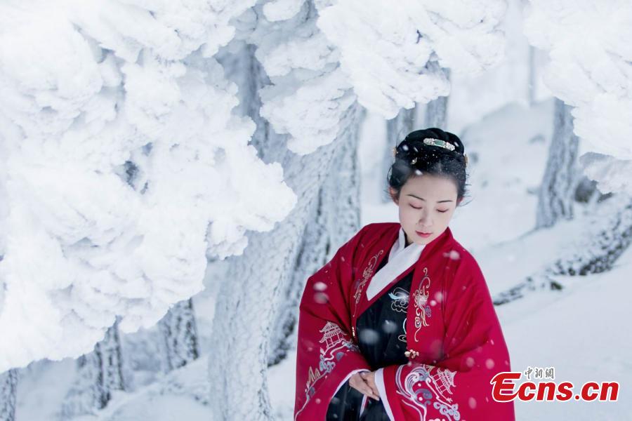 La beauté des vêtements traditionnels Han dans la neige