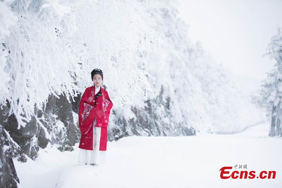 La beauté des vêtements traditionnels Han dans la neige