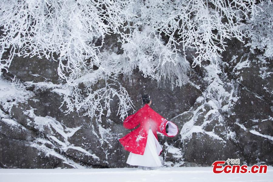 La beauté des vêtements traditionnels Han dans la neige