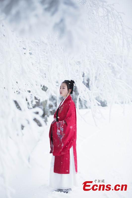 La beauté des vêtements traditionnels Han dans la neige