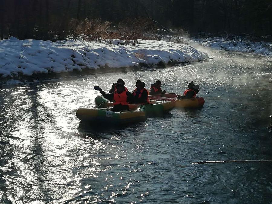 En radeau sur la rivière thermale Biquan