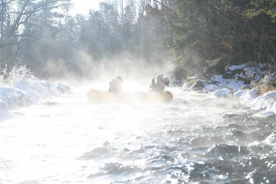 En radeau sur la rivière thermale Biquan