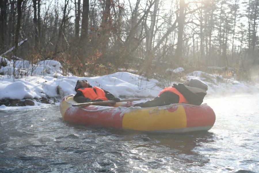 En radeau sur la rivière thermale Biquan