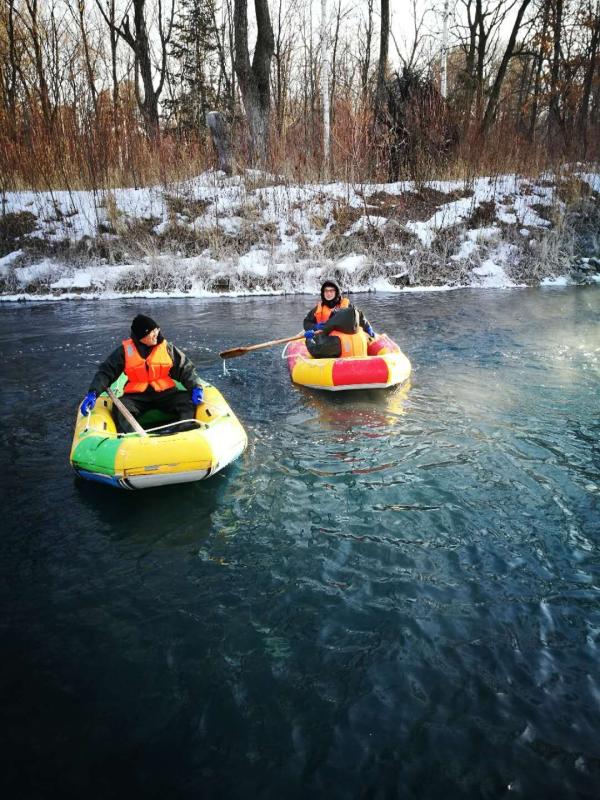 En radeau sur la rivière thermale Biquan