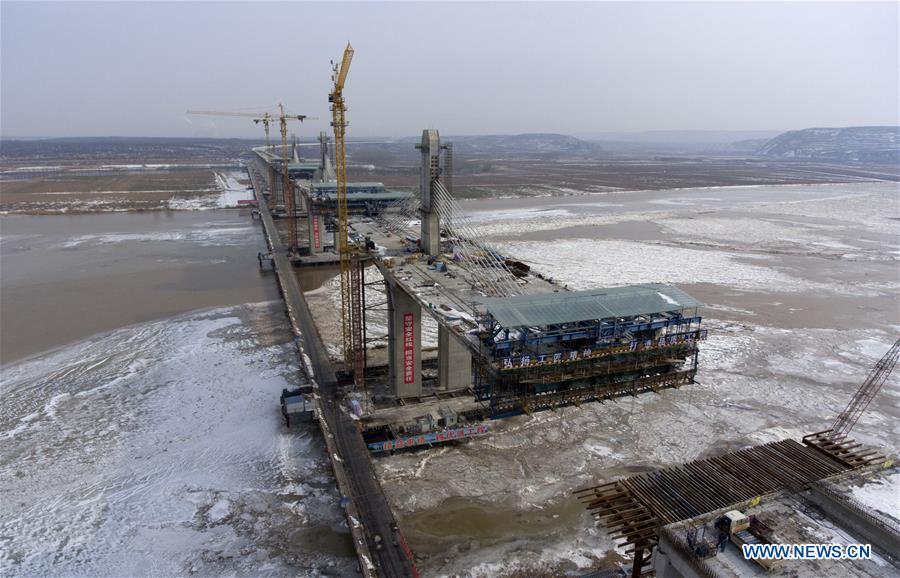 Chine : construction d'un pont autoroutier au-dessus du fleuve Jaune