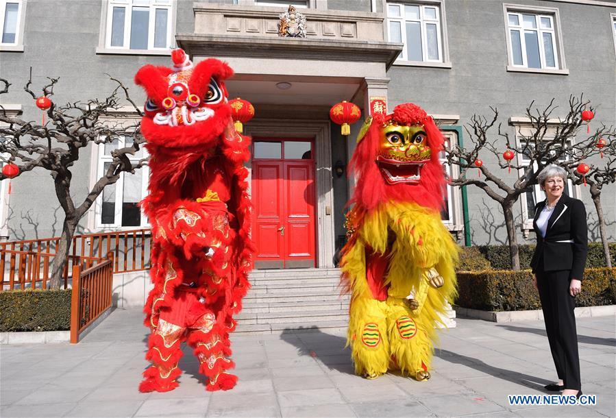 Beijing : Theresa May assiste à une réception culturelle chez l'ambassadeur de Grande-Bretagne