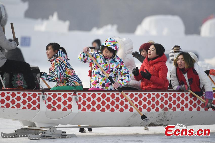 Organisation d'une course de bateaux-dragons sur glace dans le Jilin