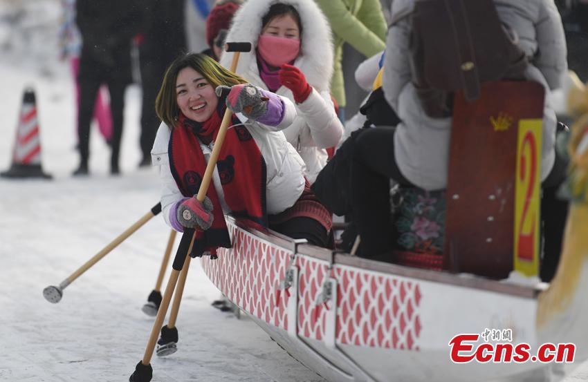 Organisation d'une course de bateaux-dragons sur glace dans le Jilin