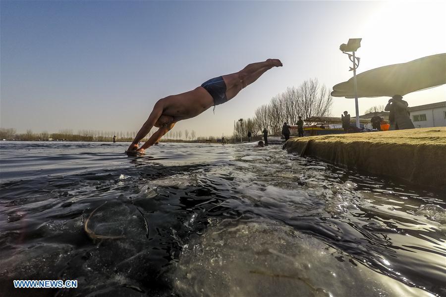 Entra?nement hivernal de nageurs dans le Hebei