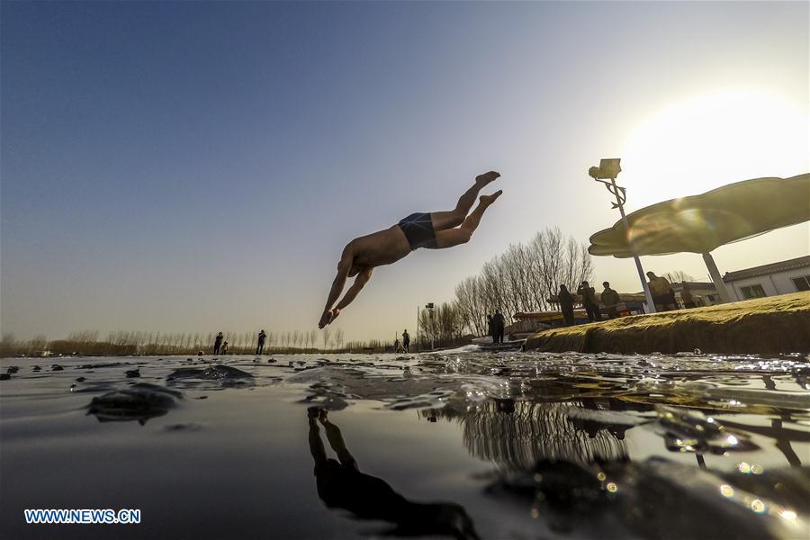 Entra?nement hivernal de nageurs dans le Hebei