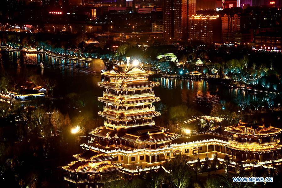 Jinan : le lac Daming dans la nuit