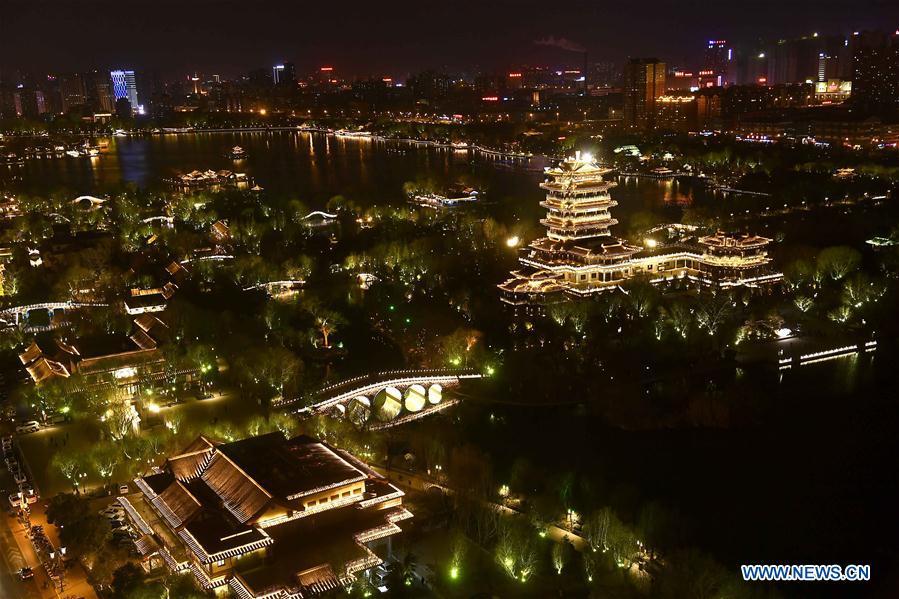 Jinan : le lac Daming dans la nuit